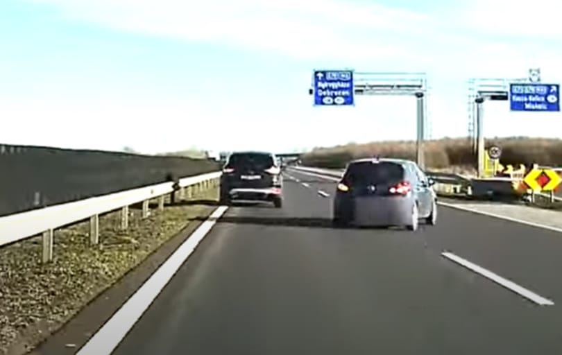 Az M3-as közepén kezdett forgolódni egy autós, aki elnézte a lehajtót – videó