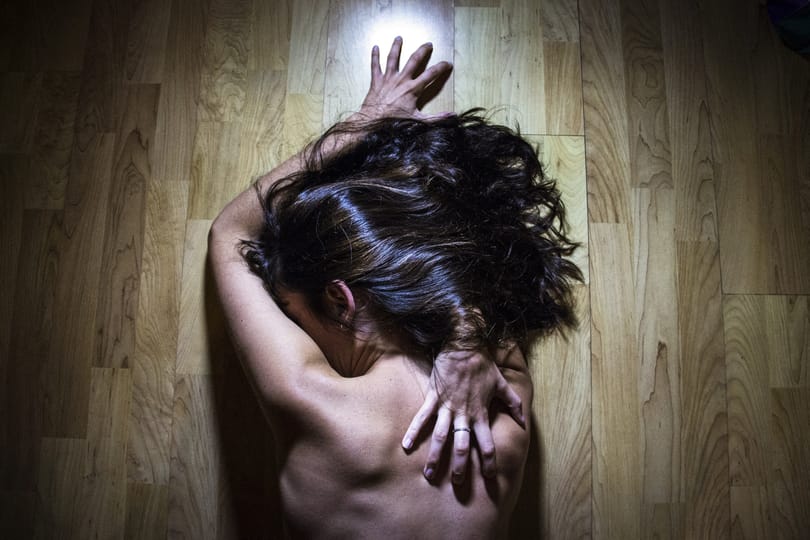 Intézményesült a szexuális erőszak a pornóiparban, de a jog nem védi az áldozatokat