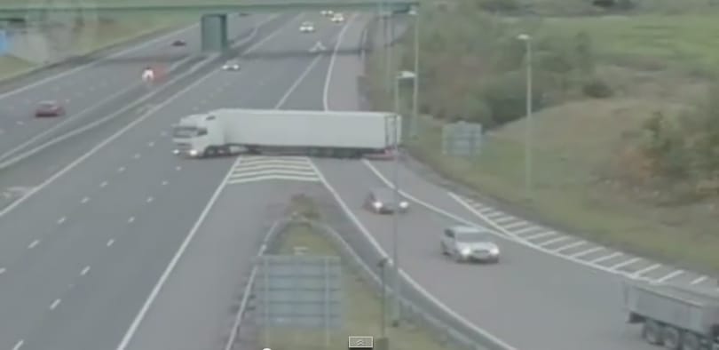 Hajmeresztő manőverért kapott felfüggesztettet egy kamionsofőr – videó
