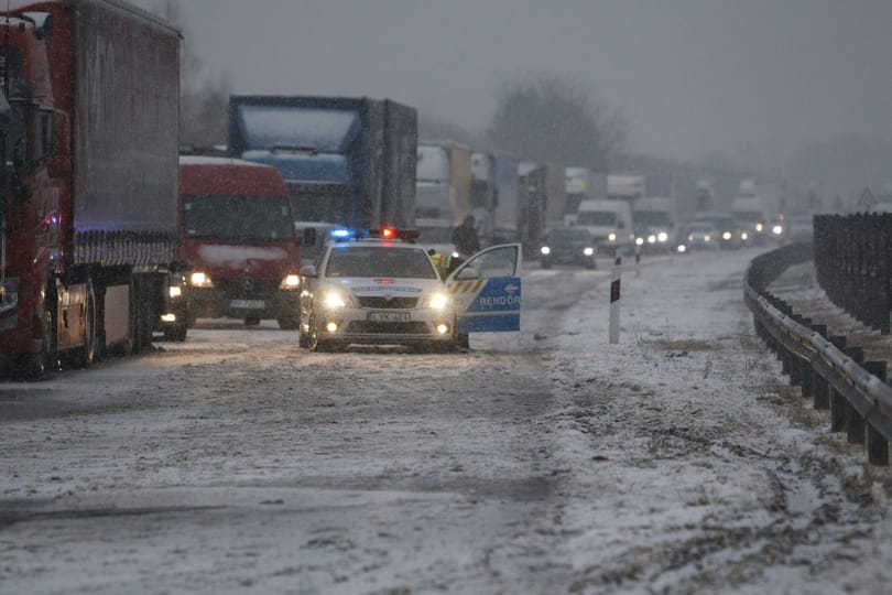 Riasztást adtak ki az ónos eső miatt, sokfelé akadozik a közlekedés