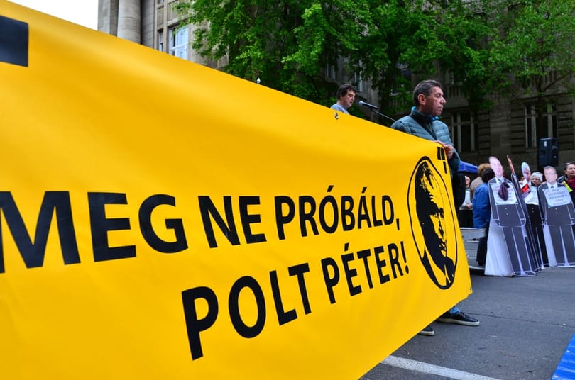 “Meg ne próbáld, Polt Péter!” - Quaestor-ügyben tüntettek az ügyészség előtt