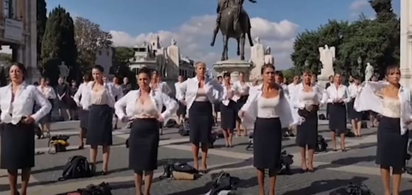 Videó: Vetkőzős flashmobbal tiltakoztak az állásukat vesztett stewardessek Rómában