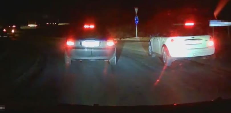 Büntetőfékezés után számonkéréssel folytatta egy autós a körforgalomban – videó