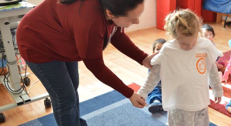 Elkaszálták Simonkát az ovisoknak vitt póló miatt
