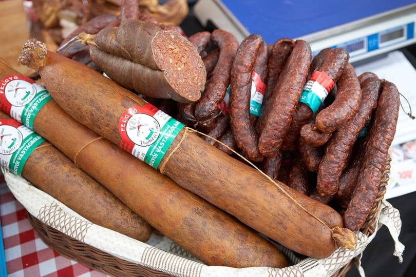 Az ország kolbásza sárgabarackos mustárral a Vörösmarty téren 