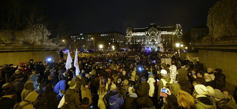 Budapest helyett a Lánchidat blokkolták és Bayer Zsolt 