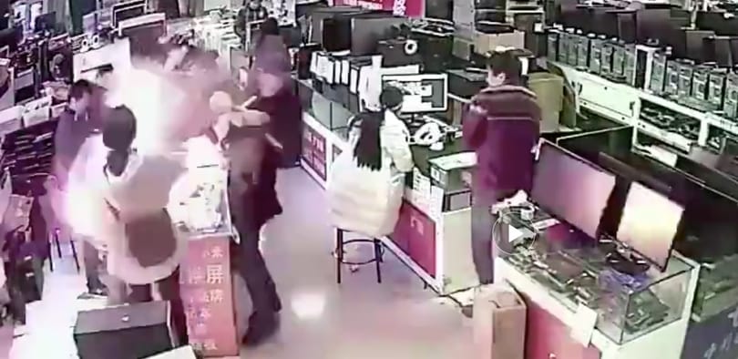 Megharapta az iPhone akkumulátorát, az arcába robbant az egész – videó