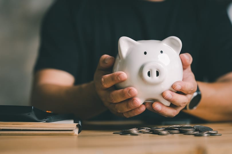 Nehéz elképzelni, de a statisztikák szerint igaz: átlagosan közel 13 millió forint megtakarítása van egy magyar háztartásnak