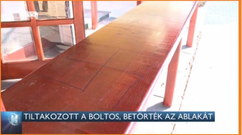 Betörték a boltos kirakatát, aki tiltakozott az alpolgármester viccelődése ellen