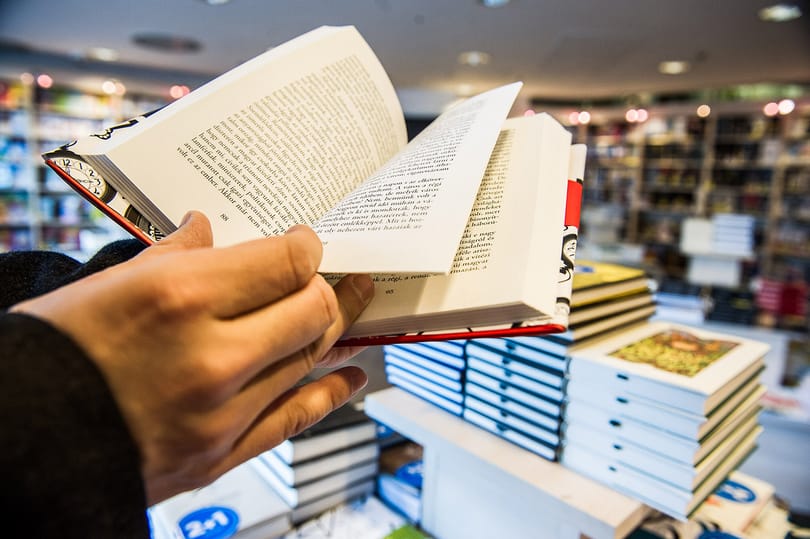 Ne pironkodjon, ha leemelné ezeket a könyveket a tinédzser gyereke polcáról