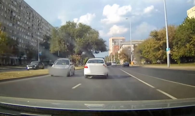 Szemből próbálkozott feljutni az Árpád hídra egy autós – videó