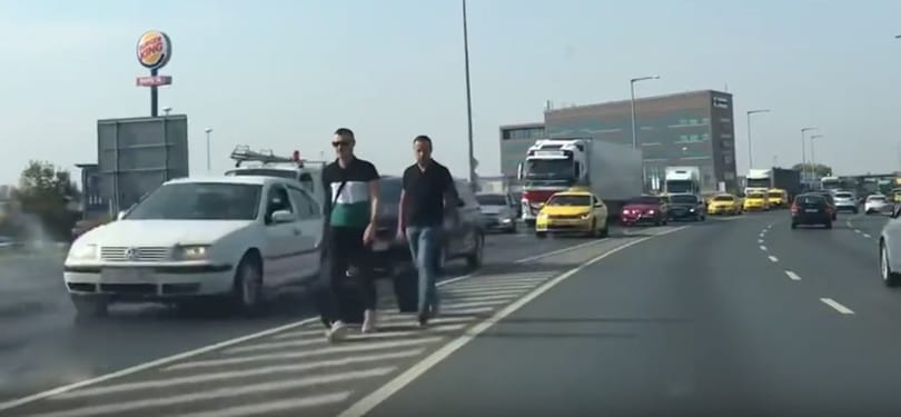 Akkora dugót okoztak Erdoganék, hogy valaki bőröndjét az út közepén húzva indult el a reptérre