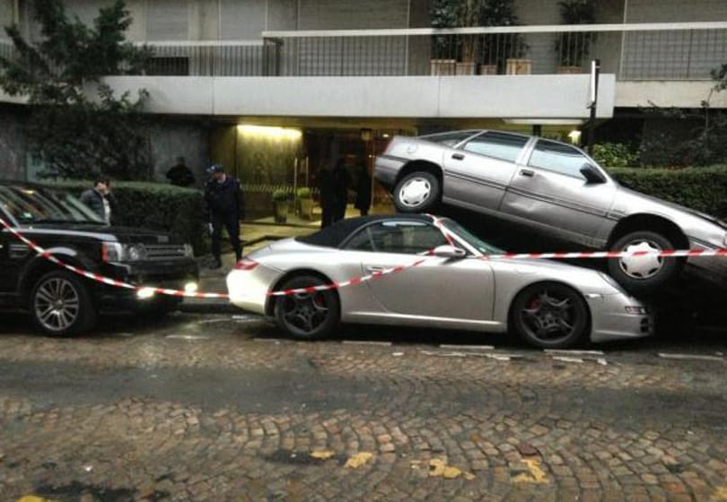 Parkolósávban zúzott egy Range Rover - fotók
