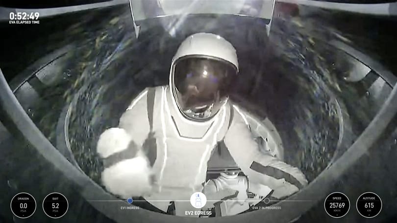 Sikeresen zárult a SpaceX történelmi űrmissziója, földet ért a Dragon űrkapszula
