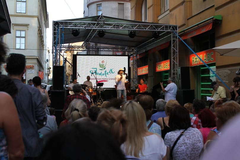 Kétszázan vacsoráztak a Judafest óriási asztalánál