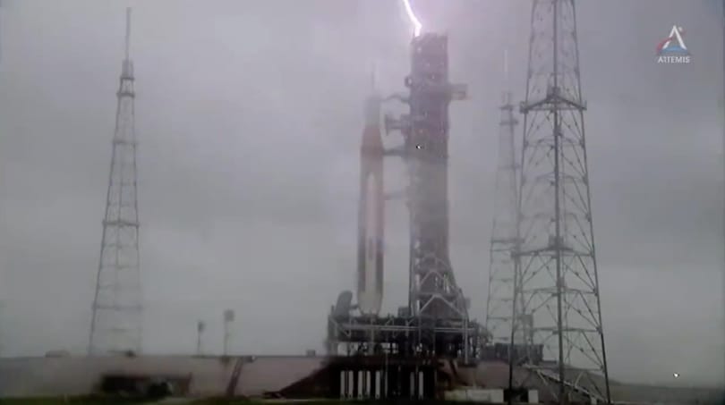 Többször is villám csapott a NASA megarakétájának indítóállásába, miközben a technikusok egy kritikus tesztet végeztek volna