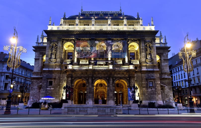 Kigyulladt a budapesti Operaház tetőszerkezete