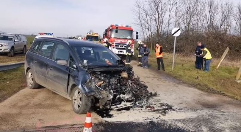 120-szal ment a vonat, amikor nekihajtott egy autó Vassuránynál