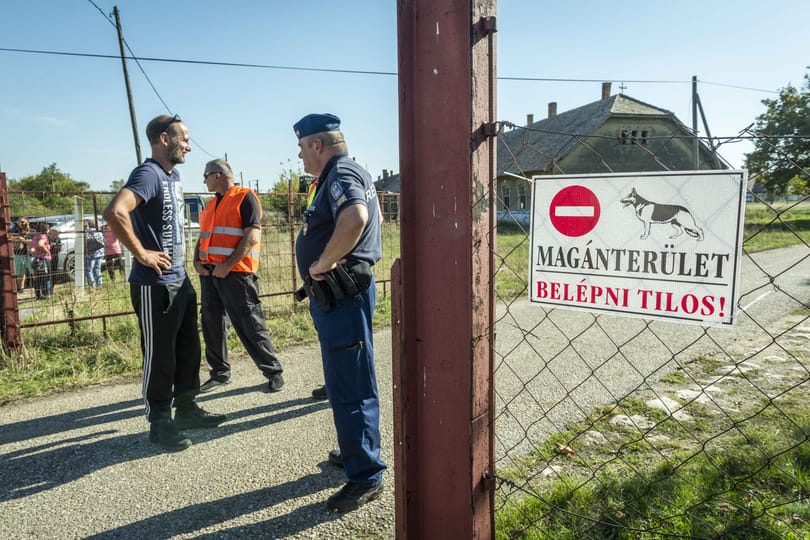 „Miért van szükség háromméteres drótkerítésre, rendőrökre és barakkágyakra egy diáküdülőben?” – az osztrákok is kiakadtak a csermajori építkezésen