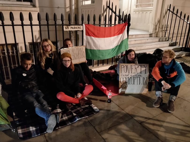 A londoni magyar nagykövetség előtt demonstráltak magyar fiatalok a hajléktalantörvény ellen – fotók