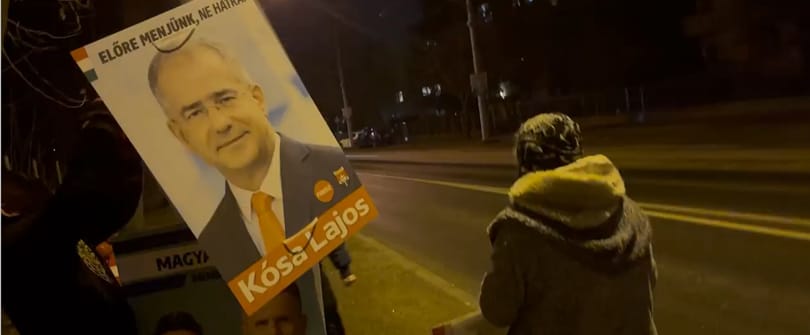 A DK-s Varga Zoltán videóra vette, ahogy Debrecenben lerángatják a plakátjait, és Kósa Lajosét teszik a helyére