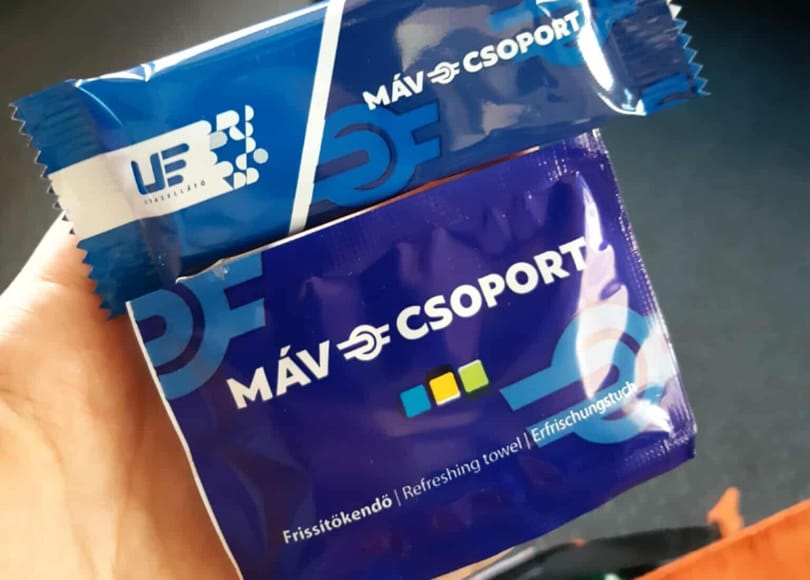 Újítás a MÁV-nál: kekszet és törlőkendőt kaptak egy IC utasai