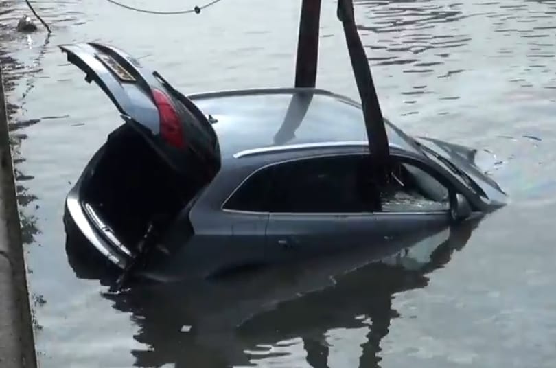 Csatorna töltelék lett egy Audi Q5-ből - videó