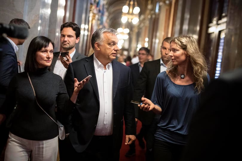 Válasz a kérdésekre: mikrofonállvánnyá fokozták le az újságírókat az Országházban 