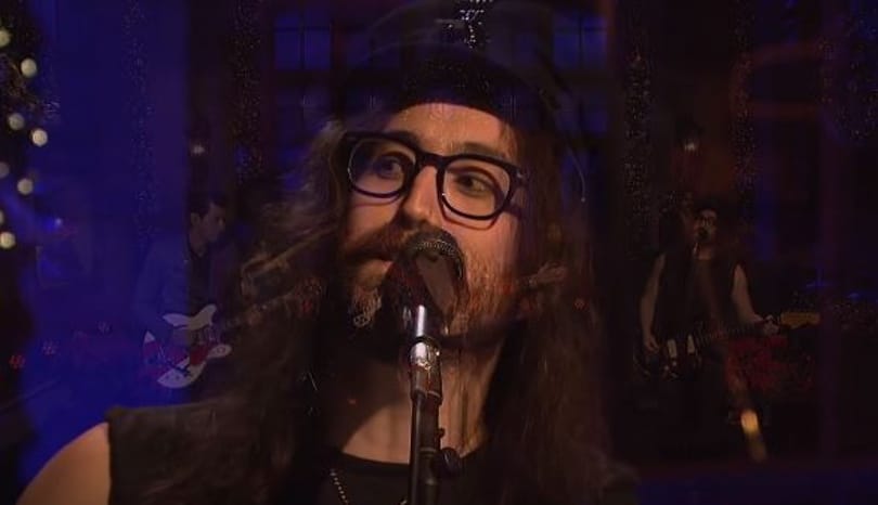 Így énekli apja karácsonyi dalát Sean Lennon