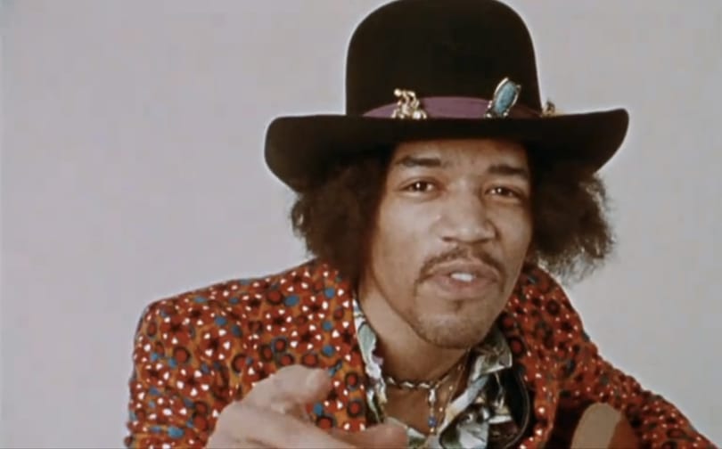 Jimi Hendrix akusztikus gitáron, mosolygósan, szelíden (videó)