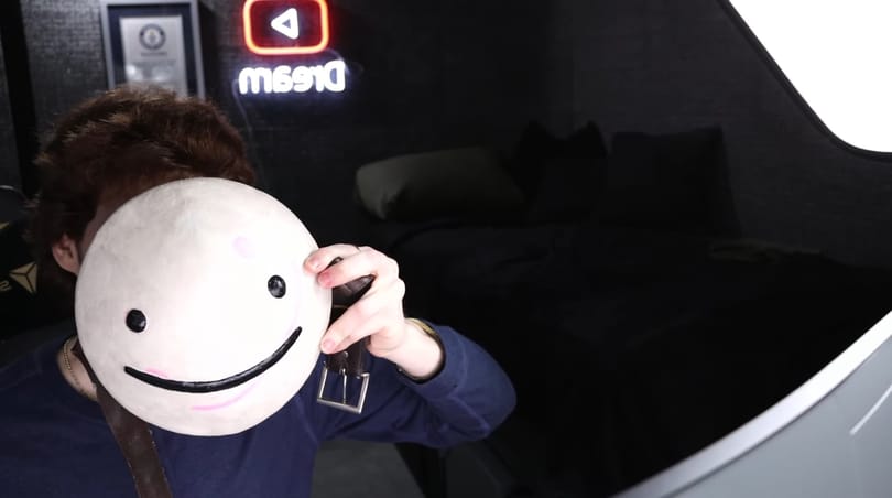 Most először levette a maszkot és megmutatta az arcát a YouTube legrejtélyesebb videósa, akire 30 millió ember kíváncsi