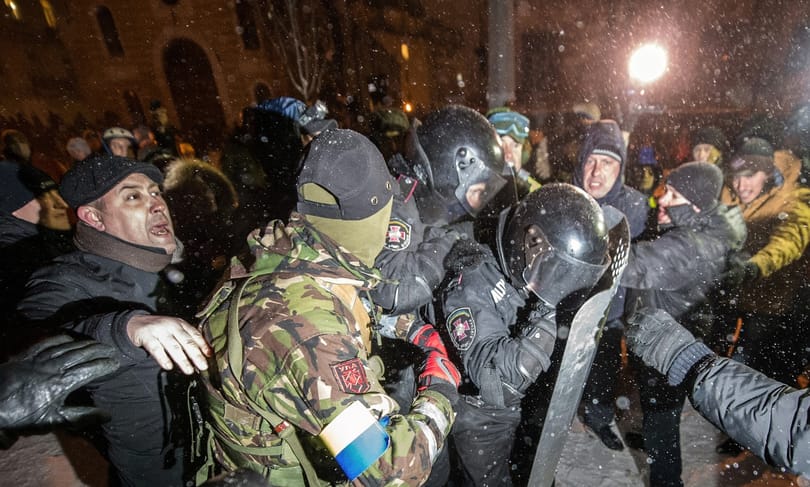 Rohamrendőrök őrzik a kijevi kormánynegyedet