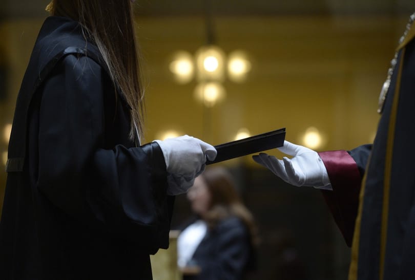 Kiadhatják majd az egyetemek az idén nyelvvizsga hiányában bennragadt diplomákat