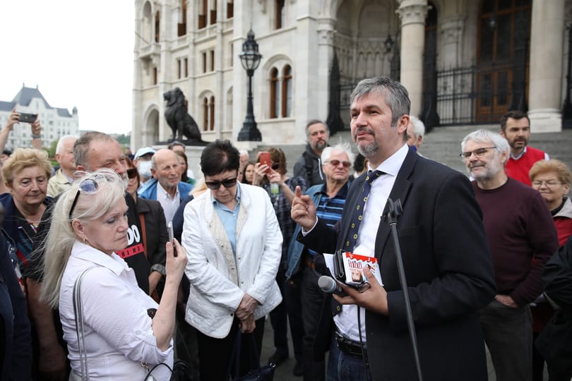 Hadházy Ákos belépőjegyet vett, hogy bejusson a munkahelyére, a Parlamentbe, de így sem ment könnyen