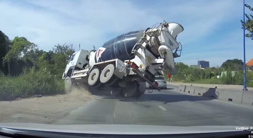 Nagyot mentett a betonkeverő sofőrje, de nemcsak emiatt tanulságos ez a videó