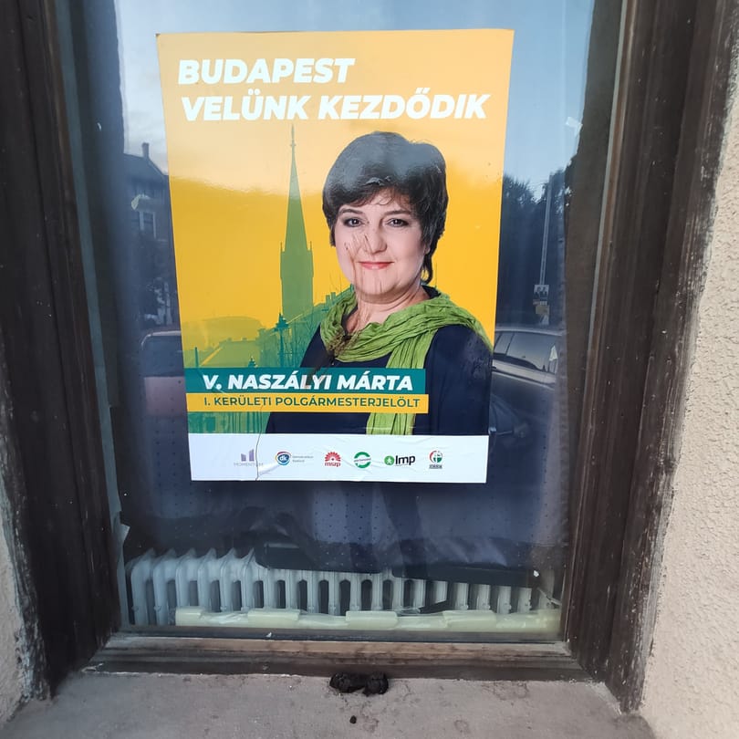 Ürülékkel kenték össze az I. kerületi ellenzéki iroda ablakát