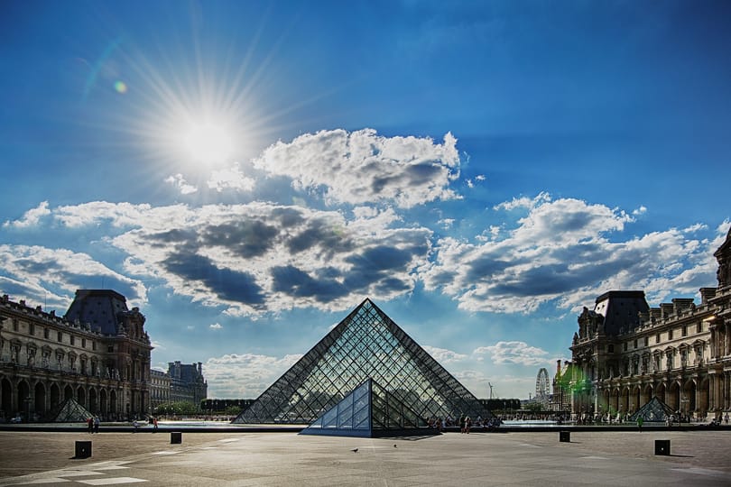 Betettek egy 37 méter hosszú részecskegyorsítót 15 méter mélyen a Louvre-ba