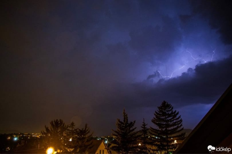 Lecsapott a vihar az országra