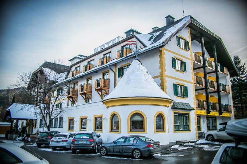 Itt egy újabb osztrák hotel, ami Mészáros Lőrinchez kötődik