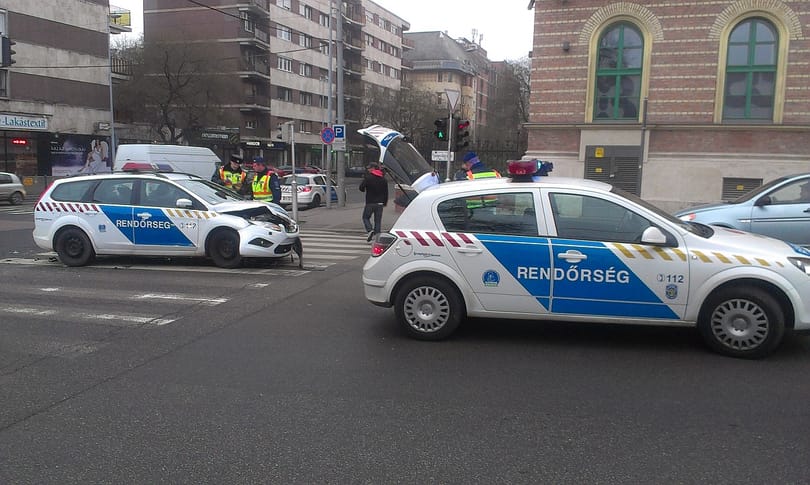 Rendőrautó karambolozott a Kolosy téren