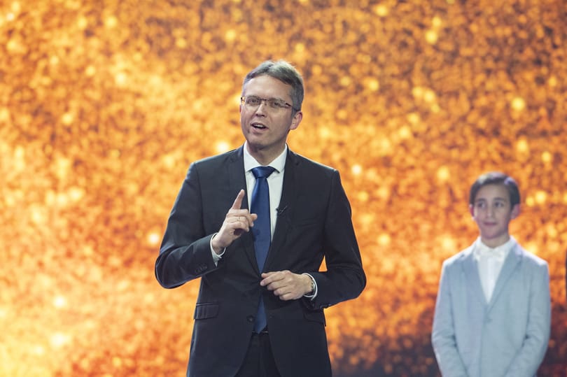 Vannak benne „udvarláshoz énekelhető dalok” is – a kormány egy daloskönyvet ad ballagási ajándékként a nyolcadikosoknak
