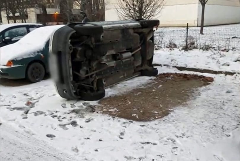 Oldalára fordították a parkoló autót, hogy kilopják a katalizátorát
