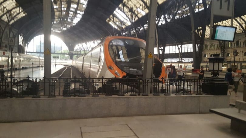 Baknak rohant egy vonat Barcelonában, több mint 40 sérült van – fotó, videó