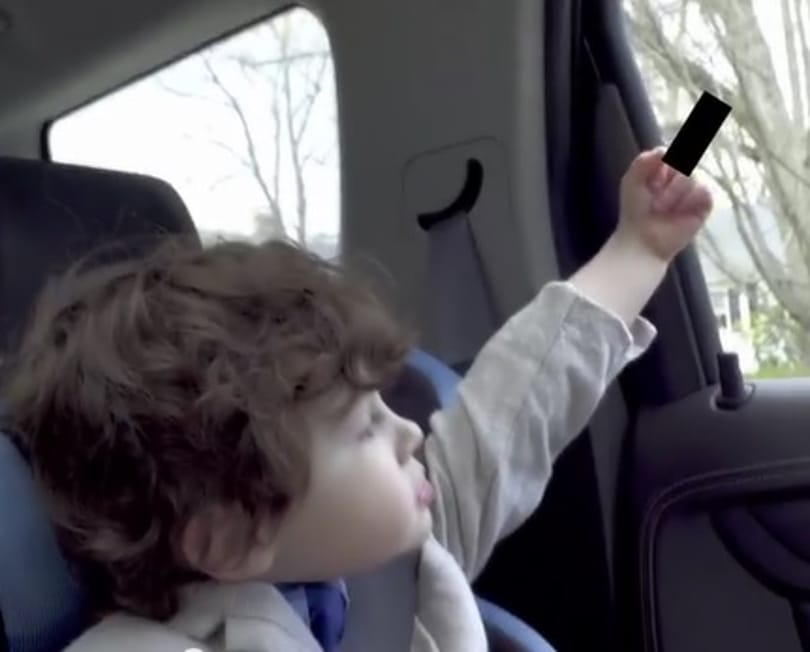 Keményen káromkodó bölcsisek reklámozzák a Smartot