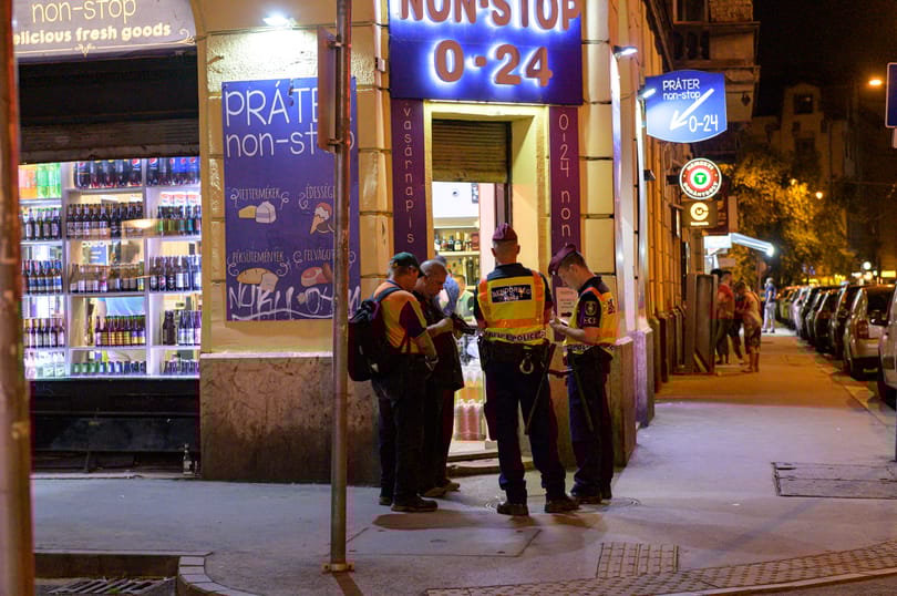 Átfogó razzia a bulinegyedben: eddig csaknem 3 ezer embert igazoltattak