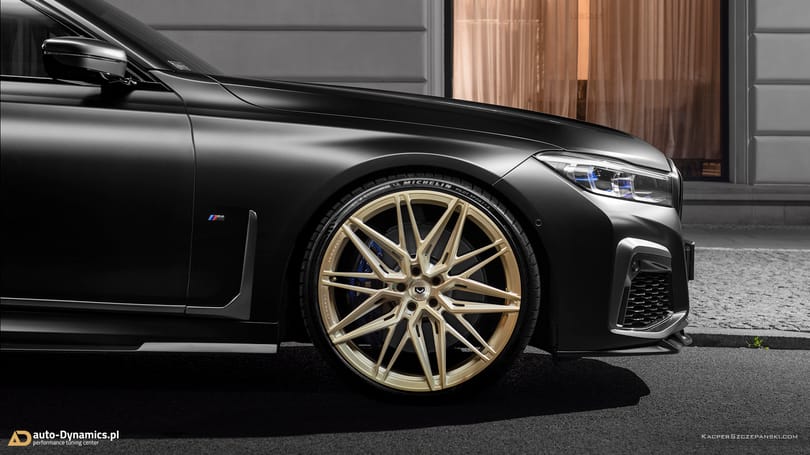 Egy kis arannyal és matt feketével dobták fel a BMW M760Li-t