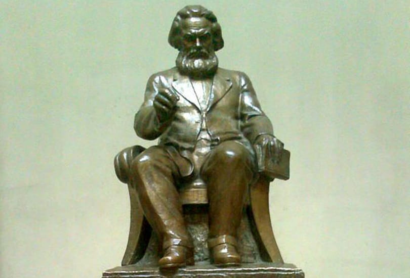 Seres: Marx halott és élvezi