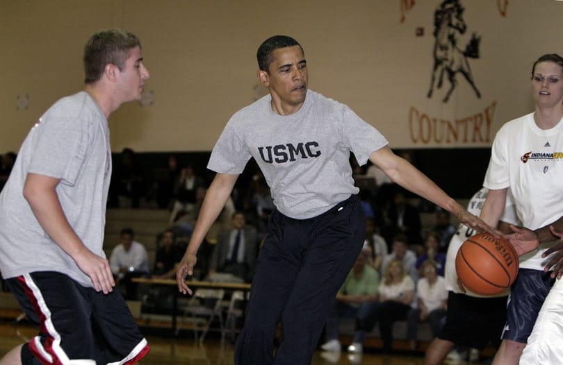 Obama farmerben és pólóban lazult a kosarasokkal - videó