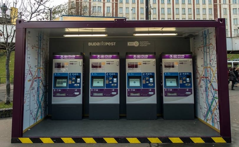 Bedobozolta automatáit a BKK a Széll Kálmán téren - fotó