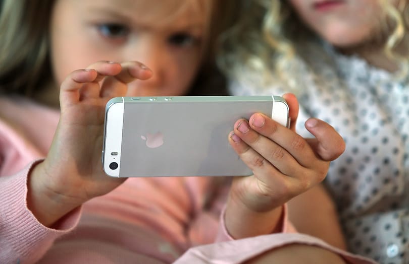 Több új funkció is jön a Facebookra, hogy nagyobb biztonságban legyenek a gyerekek